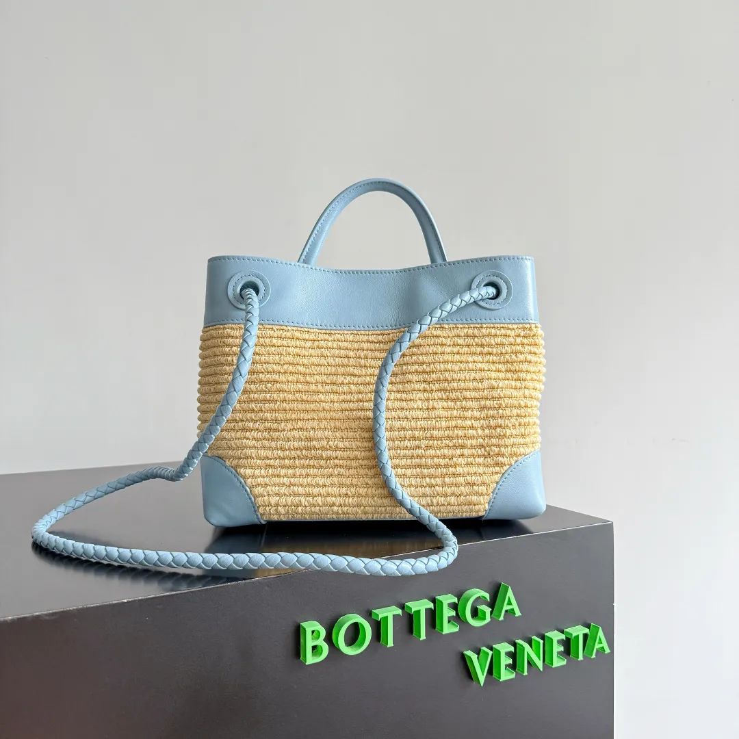 Batch 1960 Bottega Veneta's new SmallAndiamo | 🌞The best solution for summer relaxation! 🌾 Straw + leather splicing, natural materials collide with exquisite craftsmanship, and it has a sense of relaxation during the southern French holiday. It is suitable for daily commuting and weekend vacations. It is very stylish when you carry it with you. 💼 The practical capacity is amazing. It can easily store mobile phones, card holders, and powder compacts. The top opening and closing design makes it easy to access items and protects privacy. The whole is not redundant or cramped. It is a concrete interpretation of "less is more"! Unique woven texture + iconic gold buckle, low-key and high-end recognition, take it to the streets and turn heads when you put it on your back, as if you have brought lazy fashion into your life. BV’s new season aesthetics, fashionable and refined, come and take away this sense of relaxation~SmallAndiamo will become a high-end symbol in your style wardrobe that will never fade! Style number: 827478 (743568) Size: 25*20*10cm